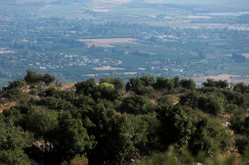 © Reuters. منظر عام للمنطقة الحدودية بين لبنان وإسرائيل في صورة التقطت من مزارع بسطرة بجنوب لبنان في الثامن من أغسطس آب 2023 . تصوير : عزيز طاهر - رويترز .  