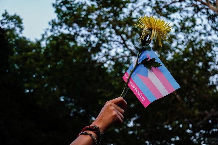 &copy; Reuters. A person holds a transgender pride flag and a flower during a Black Trans Liberation protest in New York, United States, May 31, 2023. REUTERS/Amr Alfiky