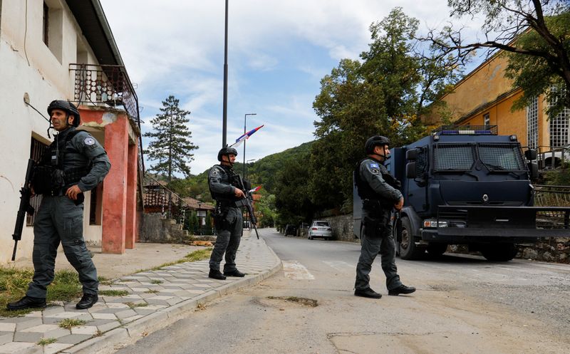 &copy; Reuters. Policiais de Kosovo patrulham rua do vilarejo de Banjska após tiroteio na região
27/09/2023 REUTERS/Ognen Teofilovski