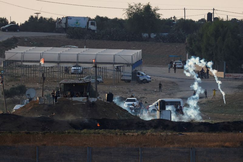 &copy; Reuters. اشتباكات بين جنود إسرائيليين ومتظاهرين فلسطينيين بالقرب من الحدود بين إسرائيل وقطاع غزة في صورة التقطت من الجانب الإسرائيلي في 23 سبتمبر أي
