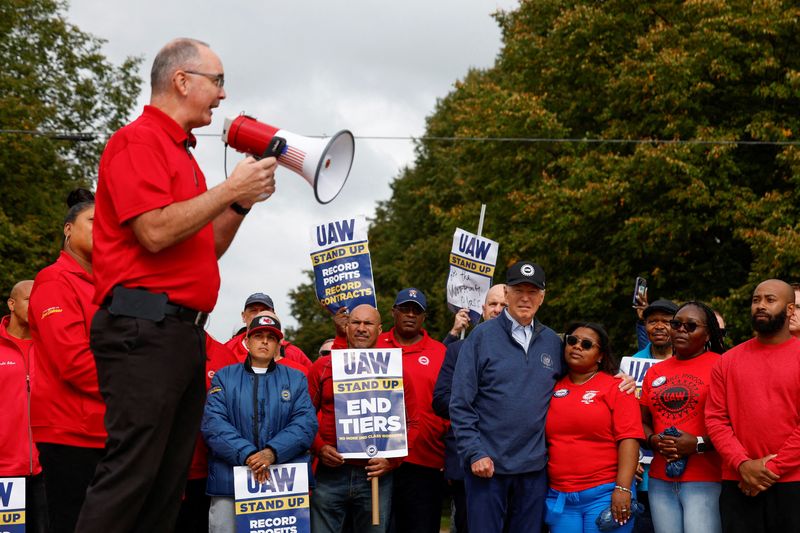 &copy; Reuters. Shawn Fain, President of the United Auto Workers (UAW) speaks as U.S. President Joe Biden joins striking members of the United Auto Workers (UAW) on the picket line outside the GM's Willow Run Distribution Center, in Belleville, Wayne County, Michigan, U.