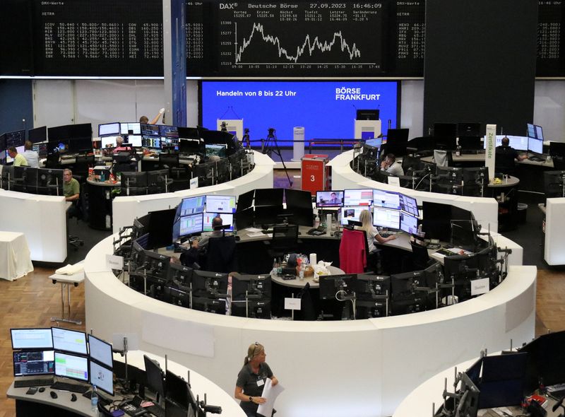 &copy; Reuters. شاشات إلكترونية تعرض حركة تداول الأسهم على مؤشر داكس الألماني في بورصة فرانكفورت يوم الأربعاء . تصوير : رويترز . 