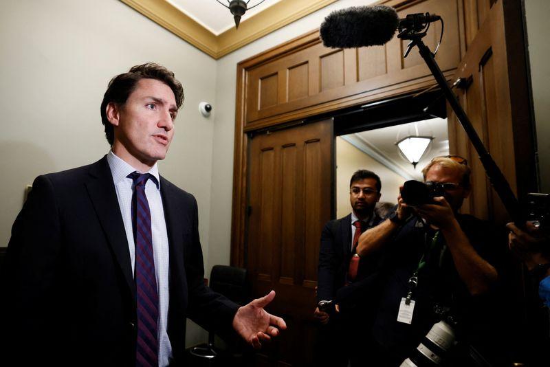 © Reuters. Canada's Prime Minister Justin Trudeau speaks to media outside his office on Parliament Hill in Ottawa, Ontario, Canada September 25, 2023. REUTERS/Blair Gable/File Photo