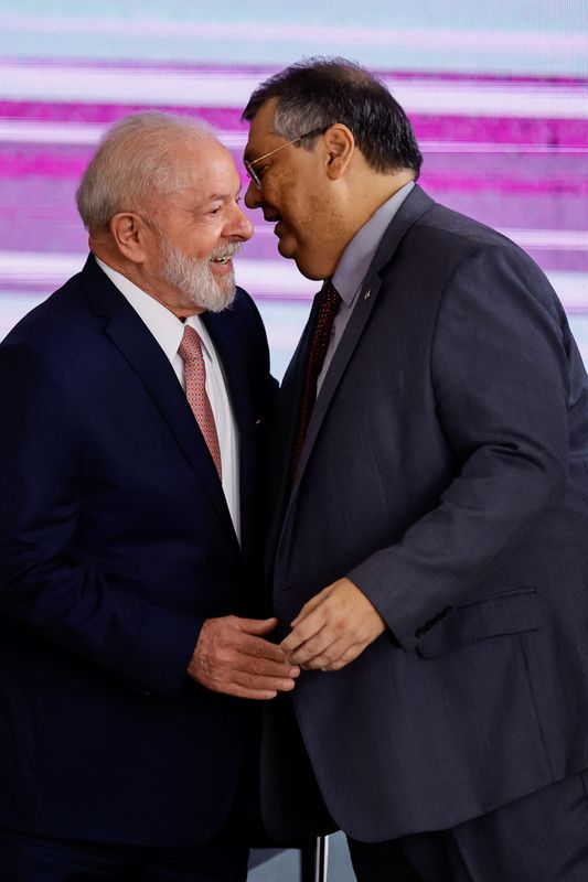 &copy; Reuters. Ministro da Justiça, Flávio Dino, conversa com presidente Lula em cerimônia no Planalto
27/09/2023
REUTERS/Ueslei Marcelino