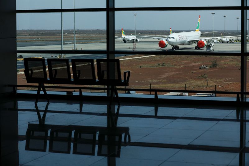&copy; Reuters. طائرات تابعتان للخطوط الجوية السنغالية تنتظران داخل مطار بليز ديان الدولي في السنغال بصورة من أرشيف رويترز . 