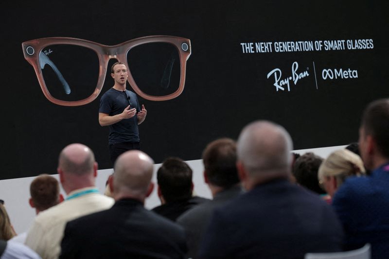 &copy; Reuters. Meta CEO Mark Zuckerberg delivers a speech, as a pair of Ray-Ban smart glasses appear on screen, during the Meta Connect event at the company's headquarters in Menlo Park, California, U.S., September 27, 2023. REUTERS/Carlos Barria