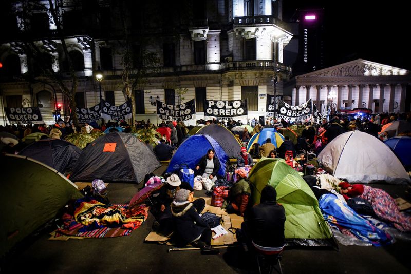 &copy; Reuters. FILE PHOTO: Demonstrators camp outside the Casa Rosada Presidential Palace, as unemployed and informal workers protest to demand more subsidies from the national government, at Plaza de Mayo in Buenos Aires, Argentina April 19, 2023. REUTERS/Mariana Nedel