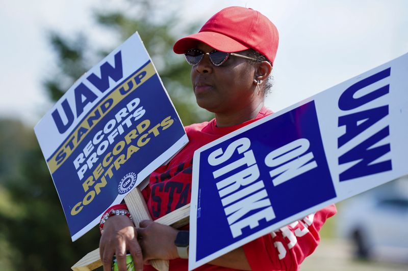 &copy; Reuters. 全米自動車労働組合（ＵＡＷ）は２７日、労使交渉に目立った進展がない場合、２９日に米３大自動車メーカー（ビッグ３）の施設で追加ストライキを行う予定。２２日撮影（２０２３年　