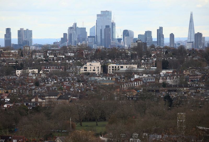 © Reuters. FILE PHOTO: Rows of houses lie in front of the City of London skyline in London, Britain, March 19, 2023. REUTERS/Henry Nicholls/File Photo
