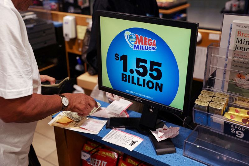 © Reuters. FILE PHOTO: The display in a store shows the Mega Millions lottery jackpot at $1.55-billion in New York City, U.S., August 8, 2023.  REUTERS/Shannon Stapleton/File Photo