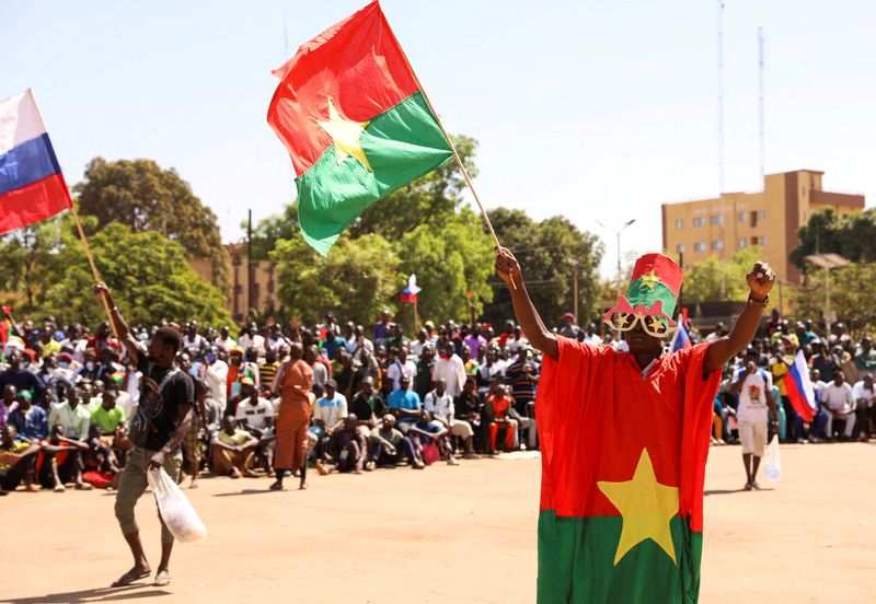 © Reuters. مؤيدون للمجلس العسكري في واجادوجو في بوركينا فاسو يوم 20 يناير كانون الثاني 2023. تصوير: فينسنت بادو - رويترز.