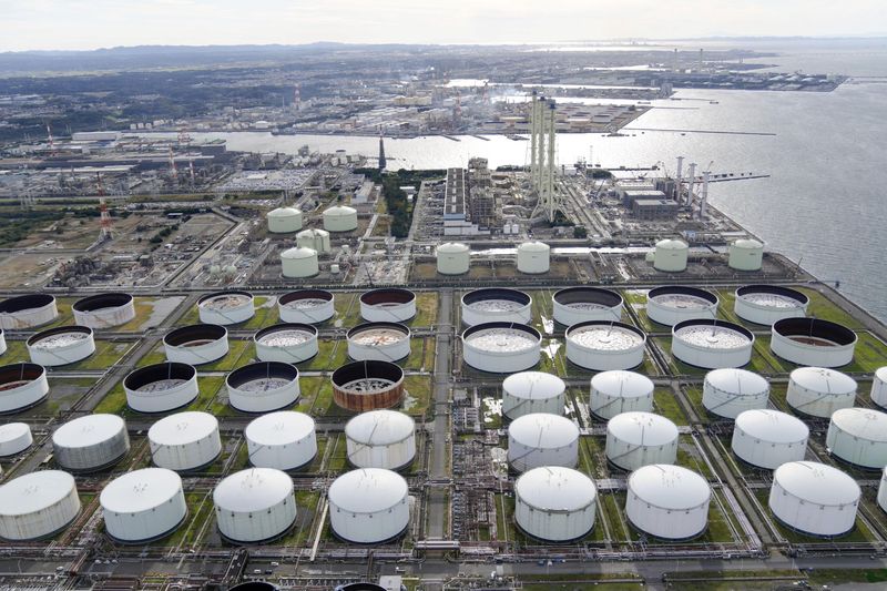 &copy; Reuters. FILE PHOTO: An aerial view shows an oil factory of Idemitsu Kosan Co. in Ichihara, east of Tokyo, Japan November 12, 2021, in this photo taken by Kyodo. Picture taken on November 12, 2021.  Mandatory credit Kyodo/via REUTERS/File Photo