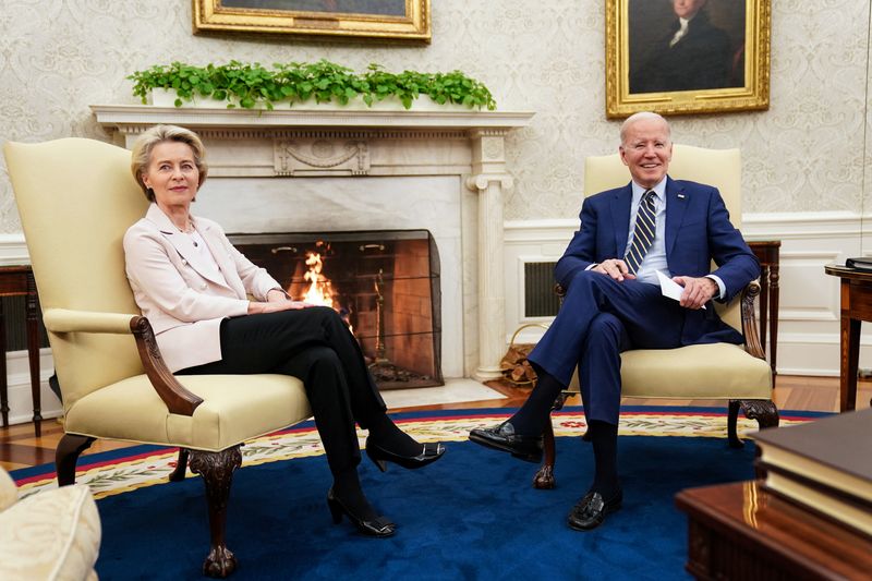 &copy; Reuters. 　ＥＵ高官は、フォンデアライエン欧州委員長（左）とミシェル大統領が１０月２０日にバイデン米大統領（右）とワシントンで会談すると明らかにした。写真は米ホワイトハウスで３月撮
