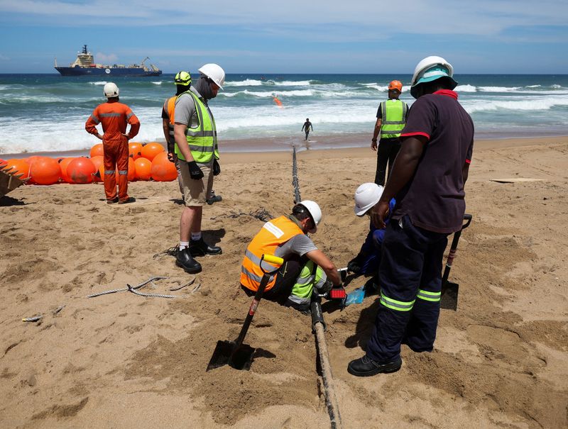 © Reuters. FILE PHOTO: Workers install the 2Africa undersea cable on the beach in Amanzimtoti, South Africa, February 7, 2023. REUTERS/Rogan Ward/File Photo