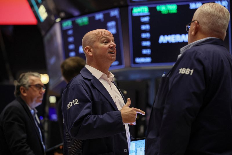 &copy; Reuters. Traders work on the floor of the New York Stock Exchange (NYSE) in New York City, U.S., August 29, 2023.  REUTERS/Brendan McDermid/File photo