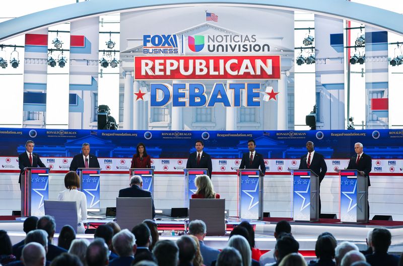 © Reuters. North Dakota Governor Doug Burgum, former New Jersey Governor Chris Christie, former South Carolina Governor Nikki Haley, Florida Governor Ron DeSantis, former biotech executive Vivek Ramaswamy, U.S. Senator Tim Scott (R-SC) and former U.S. Vice President Mike Pence participate in the second Republican candidates' debate of the 2024 U.S. presidential campaign at the Ronald Reagan Presidential Library in Simi Valley, California, U.S. September 27, 2023. REUTERS/Mike Blake