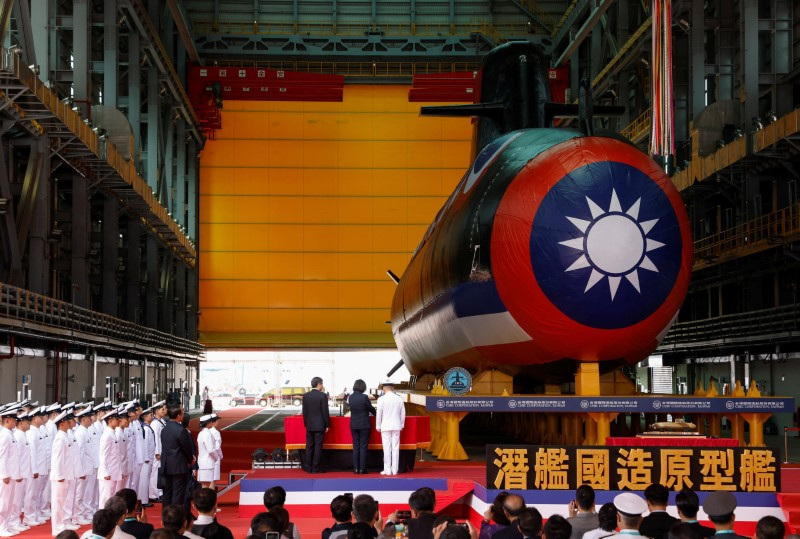 &copy; Reuters. A bottle is broken against the hull of Haikun, Taiwan's first domestically built submarine, as President Tsai Ing-wen attends the submarine's launching ceremony in Kaohsiung, Taiwan September 28, 2023. REUTERS/Carlos Garcia Rawlins