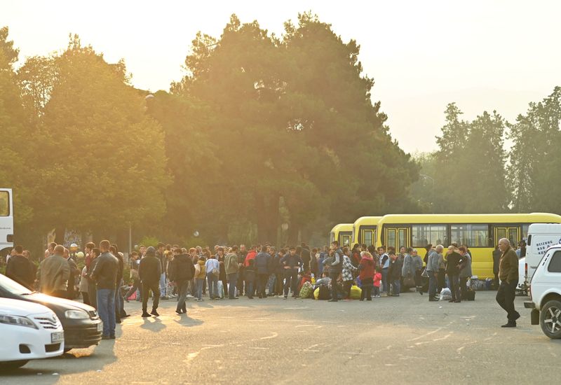 &copy; Reuters. Residents gather next to buses in central Stepanakert before leaving Nagorno-Karabakh, a region inhabited by ethnic Armenians, September 25, 2023. REUTERS/David Ghahramanyan