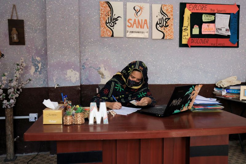 &copy; Reuters. مهرة بشير تعمل في مكتبها ببيشاور يوم التاسع من أغسطس آب 2023. تصوير: فايز عزيز - رويترز