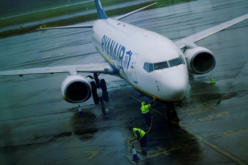 &copy; Reuters. FILE PHOTO: Employees work on a Ryanair plane preparing to take off at the Rosalia De Castro airport in Santiago de Compostela, Spain June 24, 2022. REUTERS/Nacho Doce/File Photo