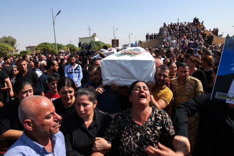 &copy; Reuters. Mourners carry a coffin during the funeral of victims of the fatal fire at a wedding celebration, in Hamdaniya, Iraq, September 28, 2023. REUTERS/Ahmed Saad