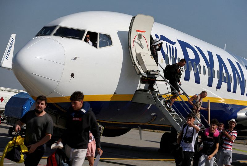 &copy; Reuters. Des passagers descendent d'un avion de la compagnie aérienne Ryanair. /Photo prise le 18 août 2022/REUTERS/Bernadett Szabo