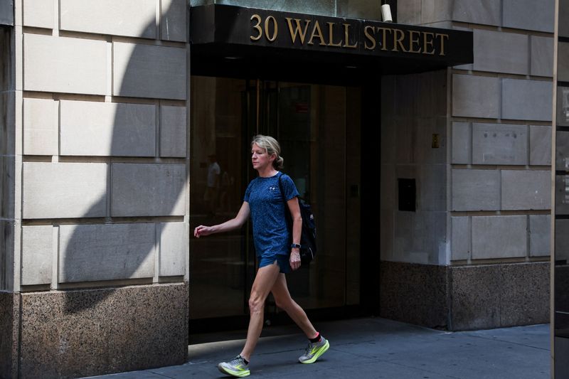 &copy; Reuters. Une piétonne passe devant un bâtiment de Wall Street à New York. /Photo prise le 6 juillet 2023/REUTERS/Brendan McDermid