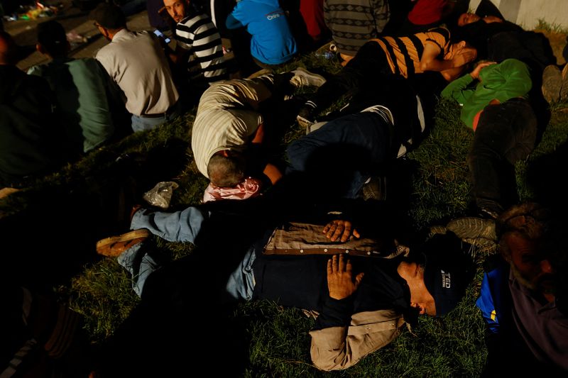 &copy; Reuters. عمال فلسطينيون ينامون خارج صالة انتظار عند معبر بيت حانون الذي أعيد فتحه انتظارا لدخول إسرائيل بعدما أنهت حظرا على دخول العاملين من غزة يوم 