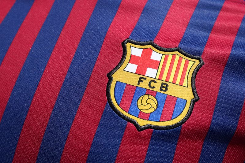 &copy; Reuters. نادي برشلونة يكشف عن القميص الجديد للاعبين لموسم (2018-2019) في مدينة برشلونة بصورة من أرشيف رويترز.