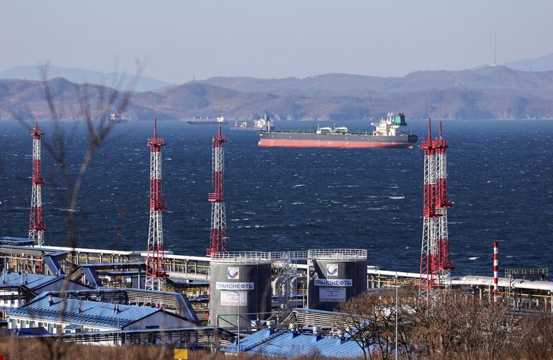 © Reuters. Fuga Bluemarine crude oil tanker lies at anchor near the terminal Kozmino in Nakhodka Bay near the port city of Nakhodka, Russia, December 4, 2022. REUTERS/Tatiana Meel/File photo