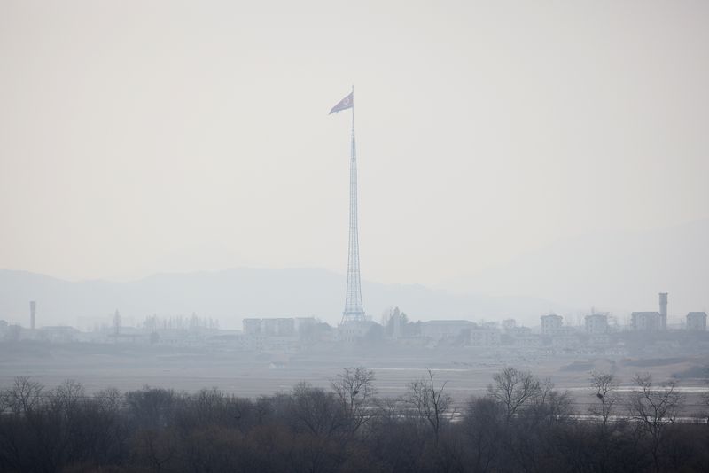© Reuters. علم كوريا الشمالية يرفرف داخل قرية حدودية في كوريا الشمالية بالقرب من المنطقة منزوعة السلاح التي تفصل بين الكوريتين يوم السابع من فبراير شباط 2023. تصوير: كيم هونج - جي - رويترز.