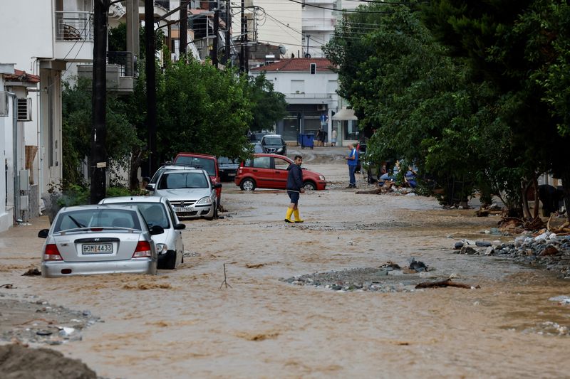 &copy; Reuters. Vista de una calle inundada durante la tormenta Elias en la ciudad de Volos, Grecia, 28 de septiembre de 2023.   REUTERS/Louisa Gouliamaki