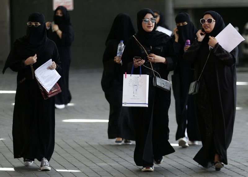 © Reuters. طالبات سعوديات يسرن داخل معرض لتقديم استشارات للباحثات عن وظائف في الرياض. صورة من أرشيف رويترز.