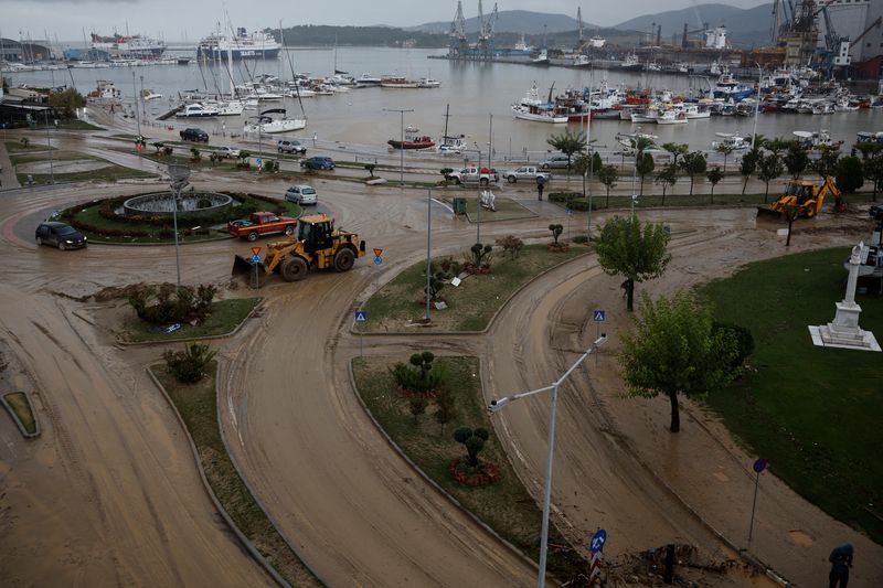 &copy; Reuters. جرافات تزين الطين من وسط مدينة فولوس في اليونان في أعقاب عاصفة ضربت البلاد يوم الخميس. تصوير: إليزا جولياماكي - رويترز.