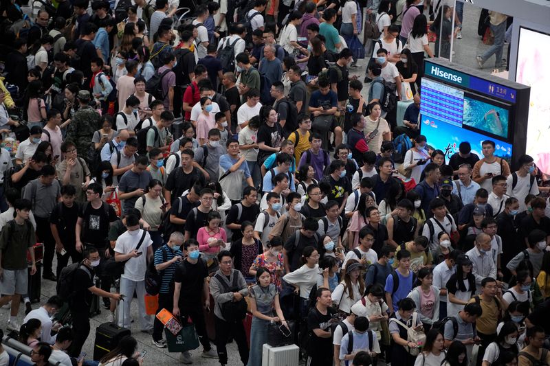 © Reuters. People wait to board trains at the Shanghai Hongqiao railway station ahead of the National Day holiday, in Shanghai, China September 28, 2023. REUTERS/Aly Song