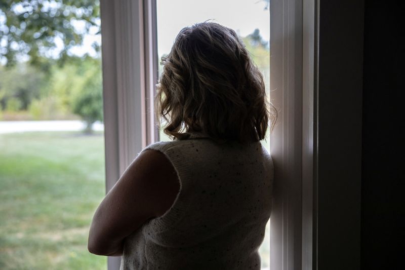 &copy; Reuters. Dawn Heidlebaugh looks out of the window of her home in Findlay, Ohio, U.S., September 19, 2023. REUTERS/Megan Jelinger