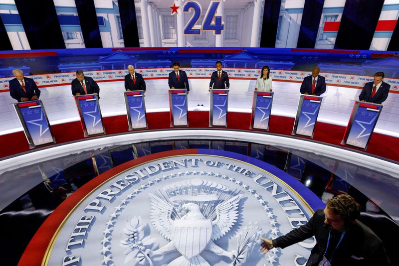 &copy; Reuters. FILE PHOTO: Former Arkansas Governor Asa Hutchinson, former New Jersey Governor Chris Christie, former U.S. Vice President Mike Pence, Florida Governor Ron DeSantis, businessman Vivek Ramaswamy, former South Carolina Governor Nikki Haley, U.S. Senator Tim