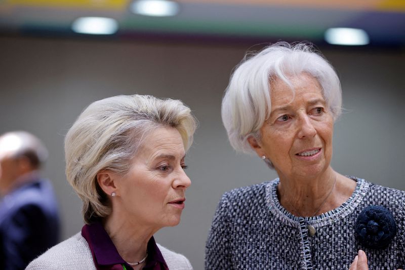 &copy; Reuters. FOTO DE ARCHIVO. La presidenta de la Comisión Europea, Ursula von der Leyen, y la presidenta del Banco Central Europeo (BCE), Christine Lagarde, asisten a una cumbre de líderes de la Unión Europea en Bruselas, Bélgica. 24 de marzo de 2023. REUTERS/Joh