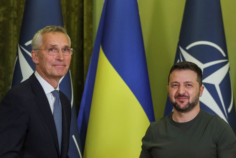 &copy; Reuters. Secretário-geral da Otan, Jens Stoltenberg, ao lado do presidente da Ucrânia, Volodymyr Zelenskiy, durante visita a Kiev
28/09/2023 REUTERS/Gleb Garanich