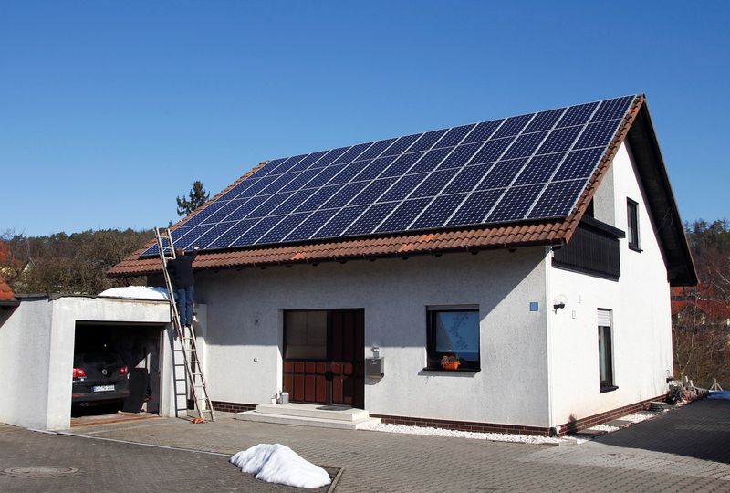 &copy; Reuters. FILE PHOTO: A house in Coburg fitted with solar panels. Picture taken March 5, 2013. REUTERS/Michaela Rehle/File Photo