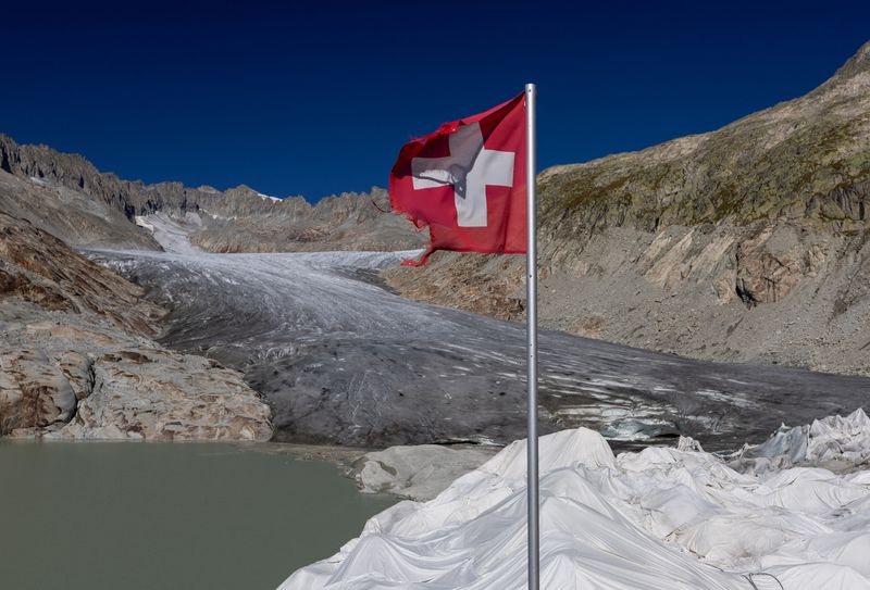 &copy; Reuters. Le glacier du Rhône à Obergoms en Suisse. /Photo prise le 26 septembre 202/REUTERS/Denis Balibouse