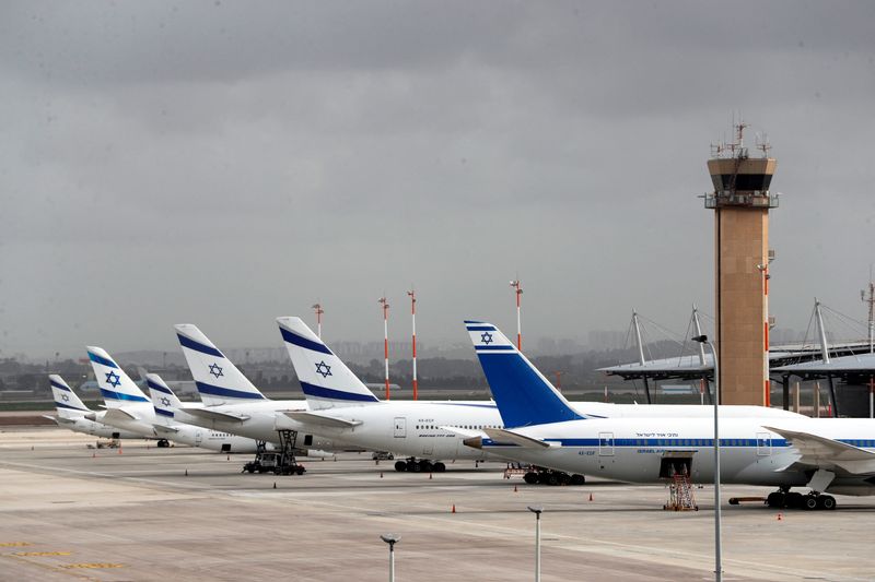 &copy; Reuters. طائرات تابعة لشركة طيران العال الإسرائيلية تقف في مدرج الإقلاع بمطار بن جوريون الدولي في اللد بالقرب من تل أبيب في صورة من أرشيف رويترز.