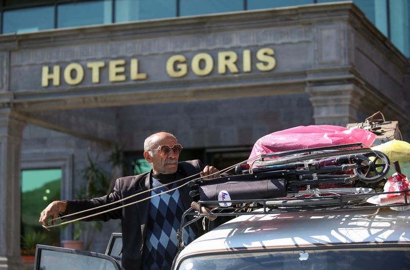 &copy; Reuters. Refugee Albert Petrosyan loads a car before his family's departure from the town of Goris, Armenia, September 28, 2023. Ethnic Armenians mechanic Albert Petrosyan, 71, his wife Geghetsik, 65, who used to work as an agronomist, and their disabled son Agasi