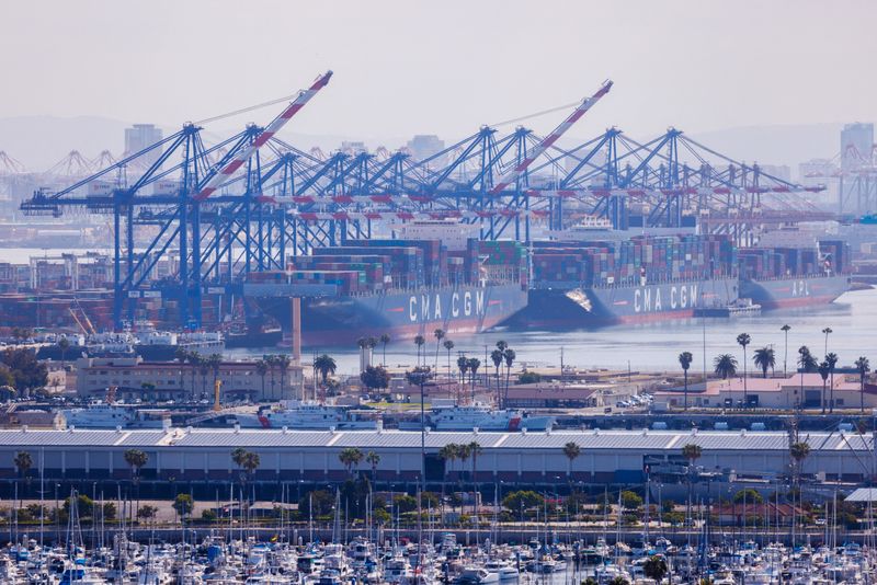 &copy; Reuters. Photo d'archives de porte-conteneurs au port de Los Angeles depuis San Pedro, Californie, États-Unis.  /Photo prise le 23 juin 2023/REUTERS/Mike Blake