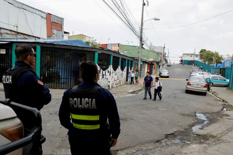 &copy; Reuters. FOTO DE ARCHIVO. Agentes de policía hacen guardia cerca de la escuela Ciudadelas Unidas, que ahora está vigilada las 24 horas del día, los 7 días de la semana después de una serie de tiroteos en el vecindario de la ciudad de Alajuelita, San José, Co