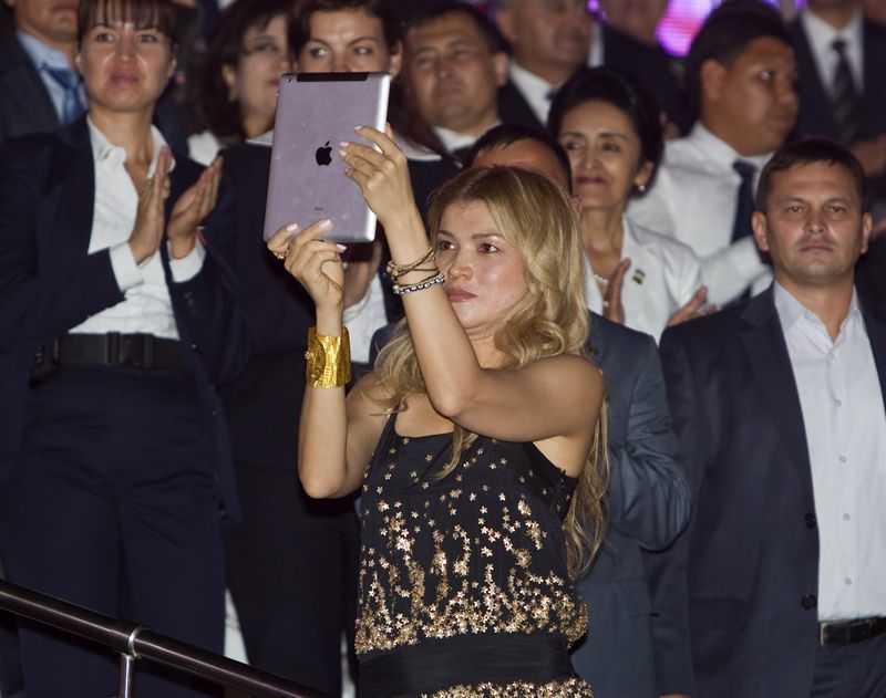 &copy; Reuters. Gulnara Karimova (C), daughter of Uzbekistan's President Islam Karimov, takes a video with an Ipad as her father dances during an Independence Day celebration in Tashkent August 31, 2012. Uzbekistan is marking the 21st anniversary of independence.  REUTER
