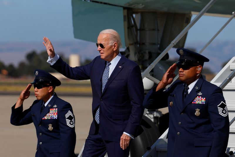 &copy; Reuters. U.S. President Joe Biden waves after arriving at Moffett Federal Airfield in Mountain View, California, U.S., September 26, 2023. REUTERS/Evelyn Hockstein/ File Photo