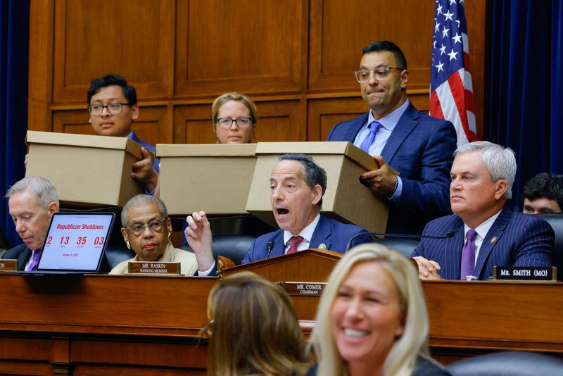 © Reuters. House Oversight Committee Ranking Member Rep. Jamie Raskin (D-MD) speaks as his aides hold boxes of what he said were thousands of pages of Biden family bank records subpoenaed by the committee as Chairman James Comer (R-KY) looks on during a House Oversight and Accountability Committee impeachment inquiry hearing into U.S. President Joe Biden, focused on his son Hunter Biden's foreign business dealings, on Capitol Hill in Washington, U.S., September 28, 2023.  REUTERS/Jim Bourg