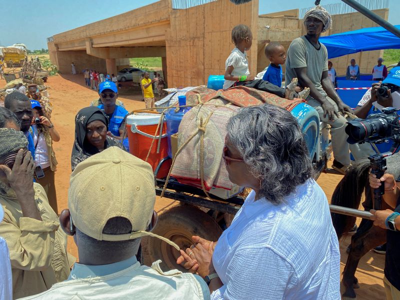 &copy; Reuters. U.S. Ambassador to the United Nations, Linda Thomas-Greenfield, speaks with Sudanese refugees as they cross the border - marked by the unfinished bridge structure in the background - into Chad to flee the country's conflict, in Adre, Chad September 6, 202