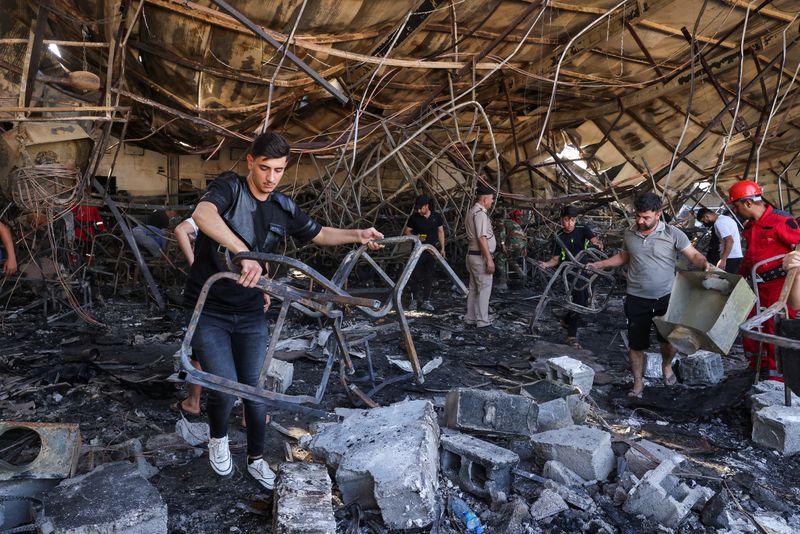 &copy; Reuters. Volunteers search for the remains of missing bodies following a fatal fire at a wedding celebration, in the district of Hamdaniya, in Nineveh province, Iraq, September 28, 2023. REUTERS/Ahmed Saad